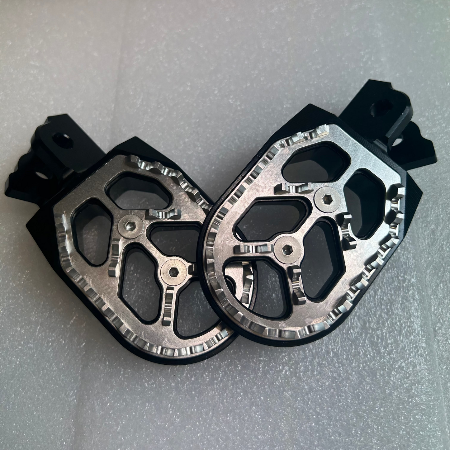 Ultra-Bee foot pegs