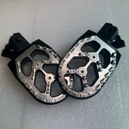 Ultra-Bee foot pegs