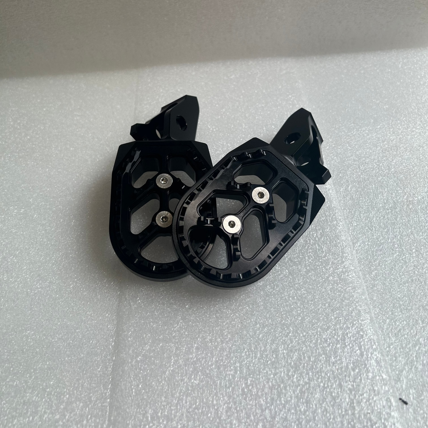 Ultra-Bee foot pegs