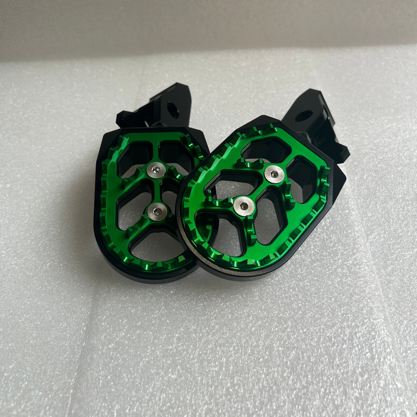 Ultra-Bee foot pegs
