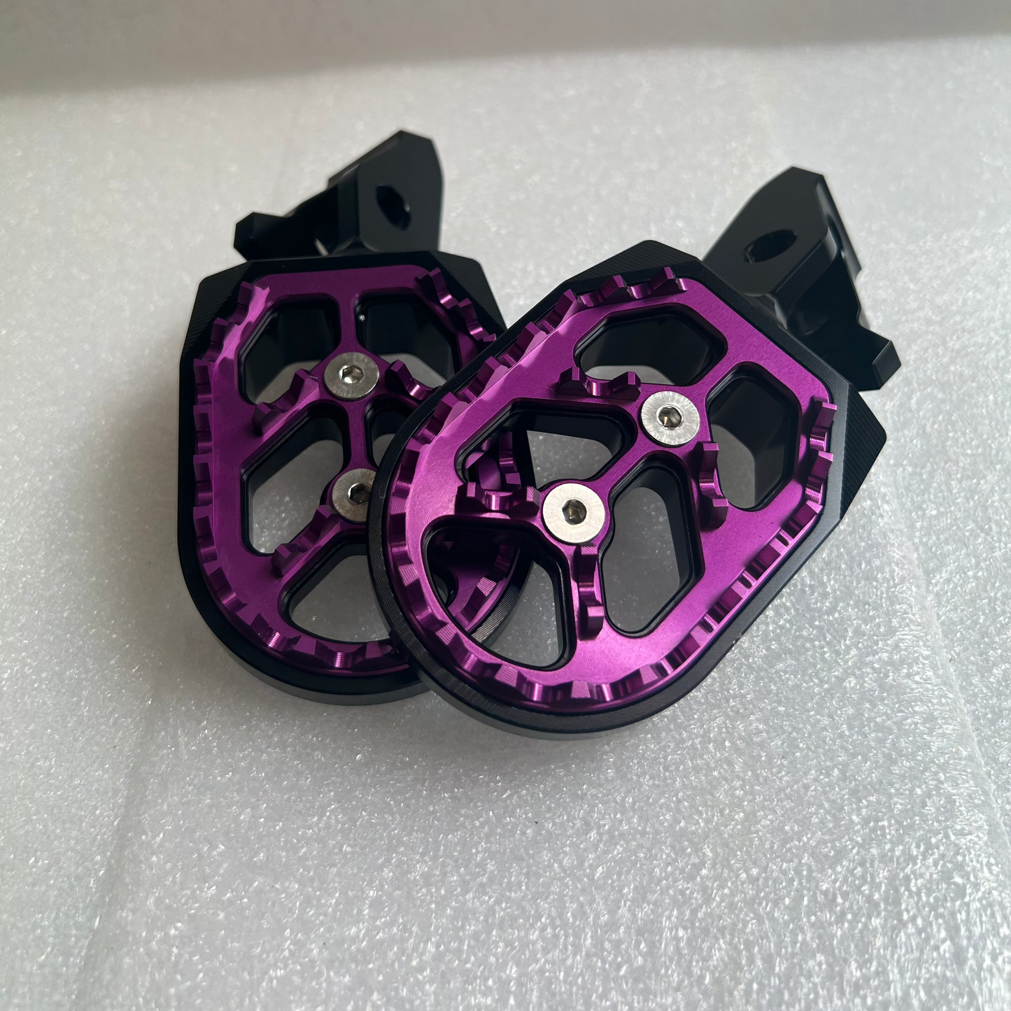 Ultra-Bee foot pegs