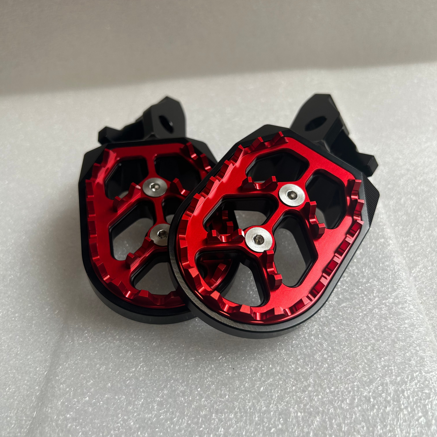 Ultra-Bee foot pegs