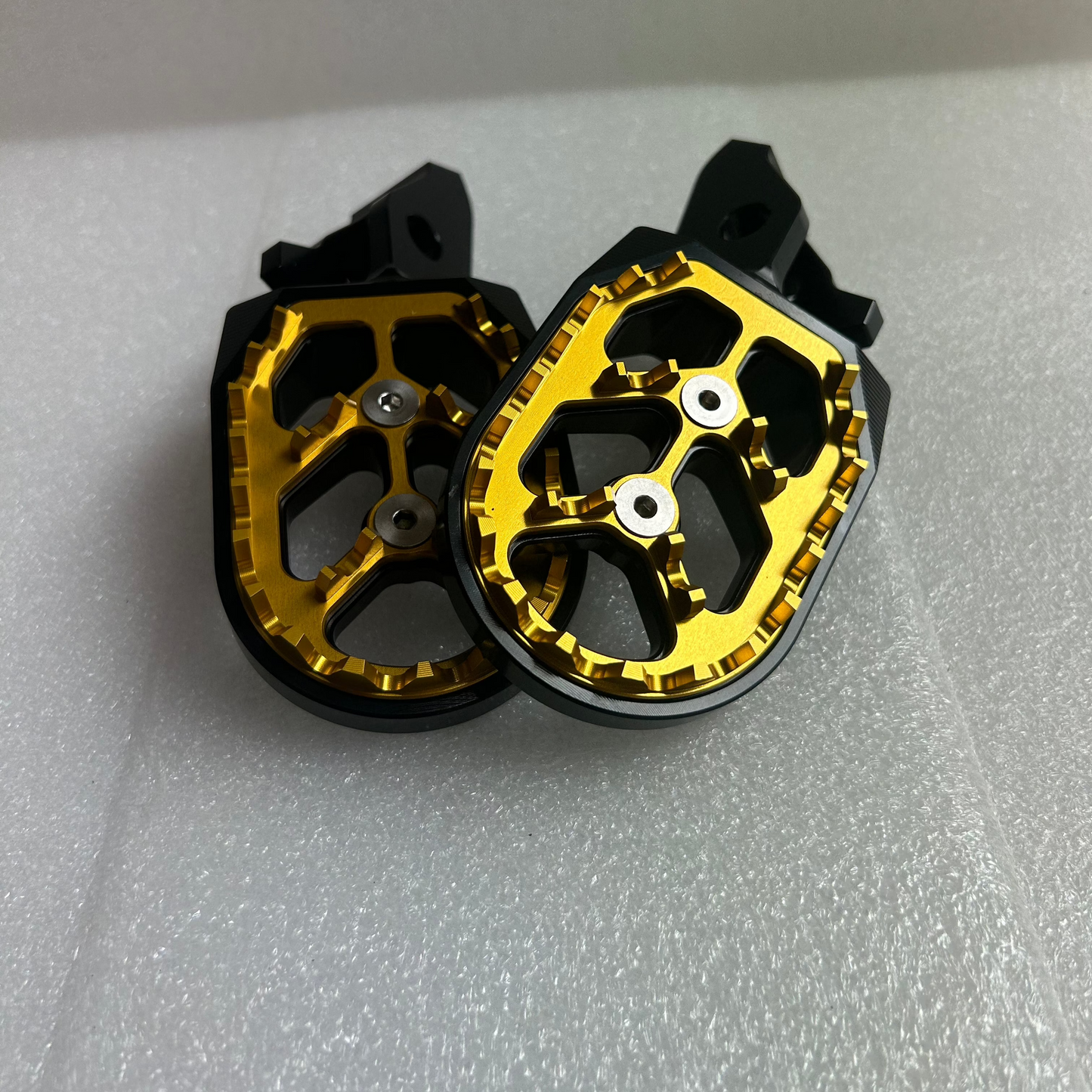 Ultra-Bee foot pegs